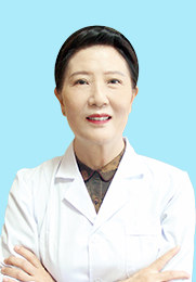 杨小清 门诊主任 从事儿科临床工作四十余年 先后任职于中国人民解放军第四二一医院 后在首都儿研所附属儿童医院进修