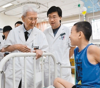 肃然起敬！儿科泰斗张金哲，100岁还出诊，曾拿女儿试刀新手术